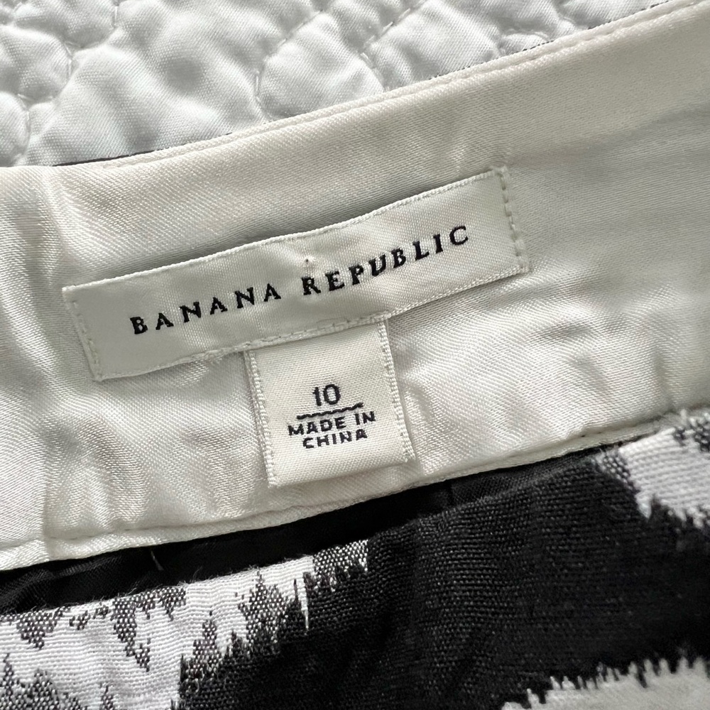 Banana Republic Skirt black, and white floral - Picture 5 of 6